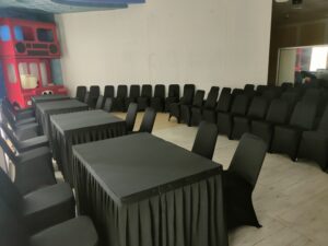 Kursi Cover Hitam dan Meja
