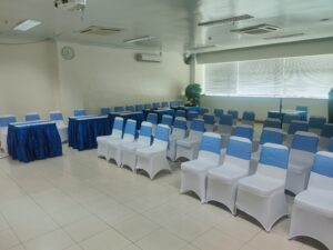 Kursi cover putih pita biru